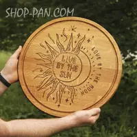 Кухонная доска с гравировкой LIVE BY THE SUN