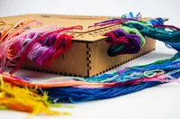 Органайзер-парковка с отверстиями для намотки ниток Тканина ТМ Embroidery Craft Органайзер під процес 35х26х6 66 отворів волоський горіх OG-071