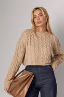 Укорочений в'язаний джемпер oversize з косичками - світло-коричневий цвет, ONE SIZE