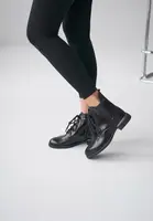 Женские лаковые демисезонные ботинки на низком ходу со шнурком и молнией.