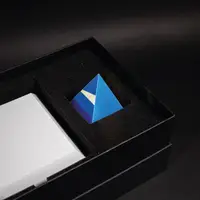 Левітуюча піраміда FLYTE, біла основа, золотиста піраміда