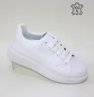 Белые женские кроссовки из натуральной кожи.