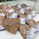 Свадебные бутоньерки в голубом для гостей, именные бутоньерки на свадьбу, бутоньерки на заказ синие цветы