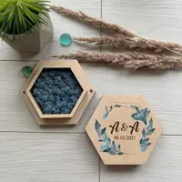 Стильная деревянная коробочка для обручальных колец со мхом