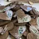 Оригинальные деревянные бутоньерки для гостей в темно-коричневом цвете