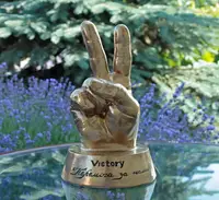 Статуэтка Рука "VICTORY" + Надпись 23 см Гранд Презент СП513-2 зол.