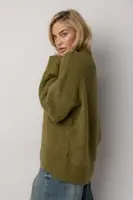 Жіночий джемпер oversize з ворсистої пряжі - хакі цвет, M