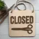 Деревянная табличка на дверь в салон красоты Open/Closed