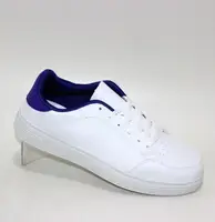 Белые женские кроссовки с фиолетовым белым задником.