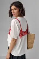 Футболка oversize прикрашена принтом у вигляді мереживного ліфа - бежевий колір, S