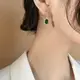 Женские золотистые серьги с зелеными камнями код 2172
