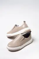 Женские кожаные слипоны цвета капучино.