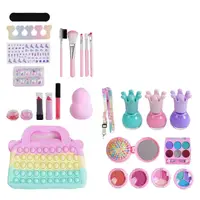 Игровой набор косметики, тени, блески, помады, румяна, расческа, пилочка, лаки, ногти, разделитель для пальцев, сумка, кисточки. Multicolor (156108)