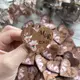 Свадебные бутоньерки из дерева для гостей, именные бутоньерки в розовом цвете, бутоньерки с розовыми цветами