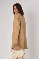 Жіноча в'язана туніка oversize із розрізами з боків - світло-коричневий колір, L