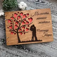 Дерев'яний сімейний альбом для фото з іменним гравіюванням - подарунок на 5 річницю весілля