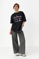 Трикотажна футболка oversize з написом - чорний колір, ONE SIZE