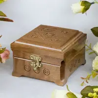 Шкатулка Дерев'яна різблена квадратна горіх 11*11 см Гранд Презент СДАР 025Г