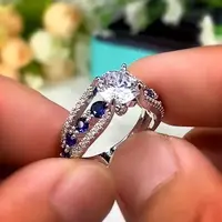Кольцо женское с синими и белыми кристаллами код 2382 18