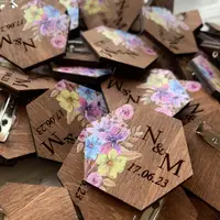 Дерев'яні бутоньєрки для гостей на весілля, іменні весільні бутоньєрки з гравіюванням, оригінальні бутоньєрки