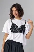 Футболка oversize украшенная принтом в виде кружевного лифа - белый с черным цвет, M