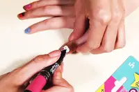 Дитячий лак-олівець для нігтів Malinos Creative Nails на водній основі 2 кольори Чорний + Малиновий