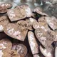 Свадебные бутоньерки из дерева для гостей, именные бутоньерки в розовом цвете, бутоньерки с розовыми цветами