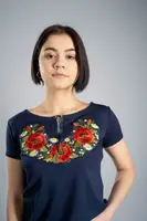 Красивая женская вышитая футболка в синем цвете с цветочным орнаментом «Маковый цвет» XL