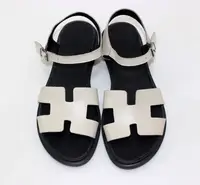Жіночі бежеві шкіряні босоніжки на ремінці беж