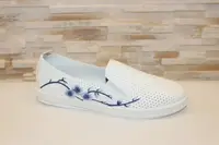 Слипоны женские белые с вышивкой Сакура Т1013