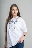 Жіноча oversize футболка з вишивкою на грудях у білому кольорі "Меланія" L-XL